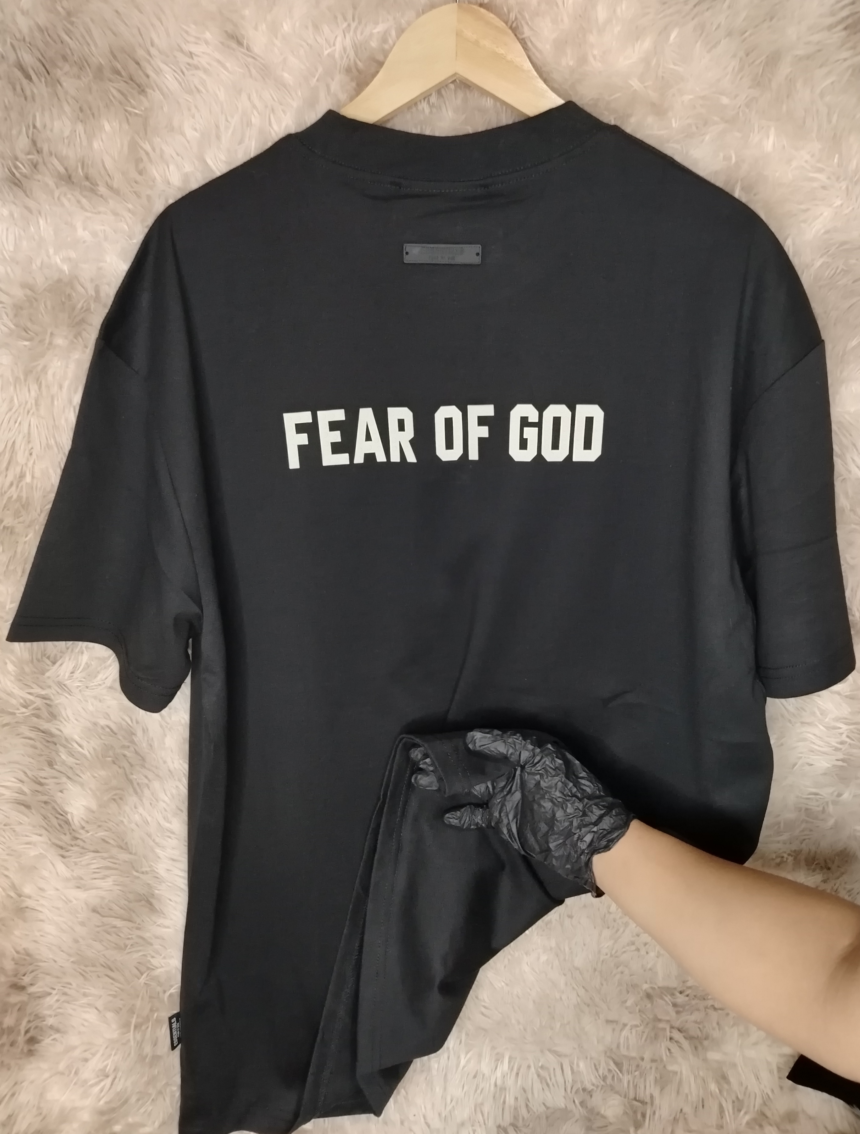 Camiseta Oversize color negro con estilo minimalista y urbano. imagen 2