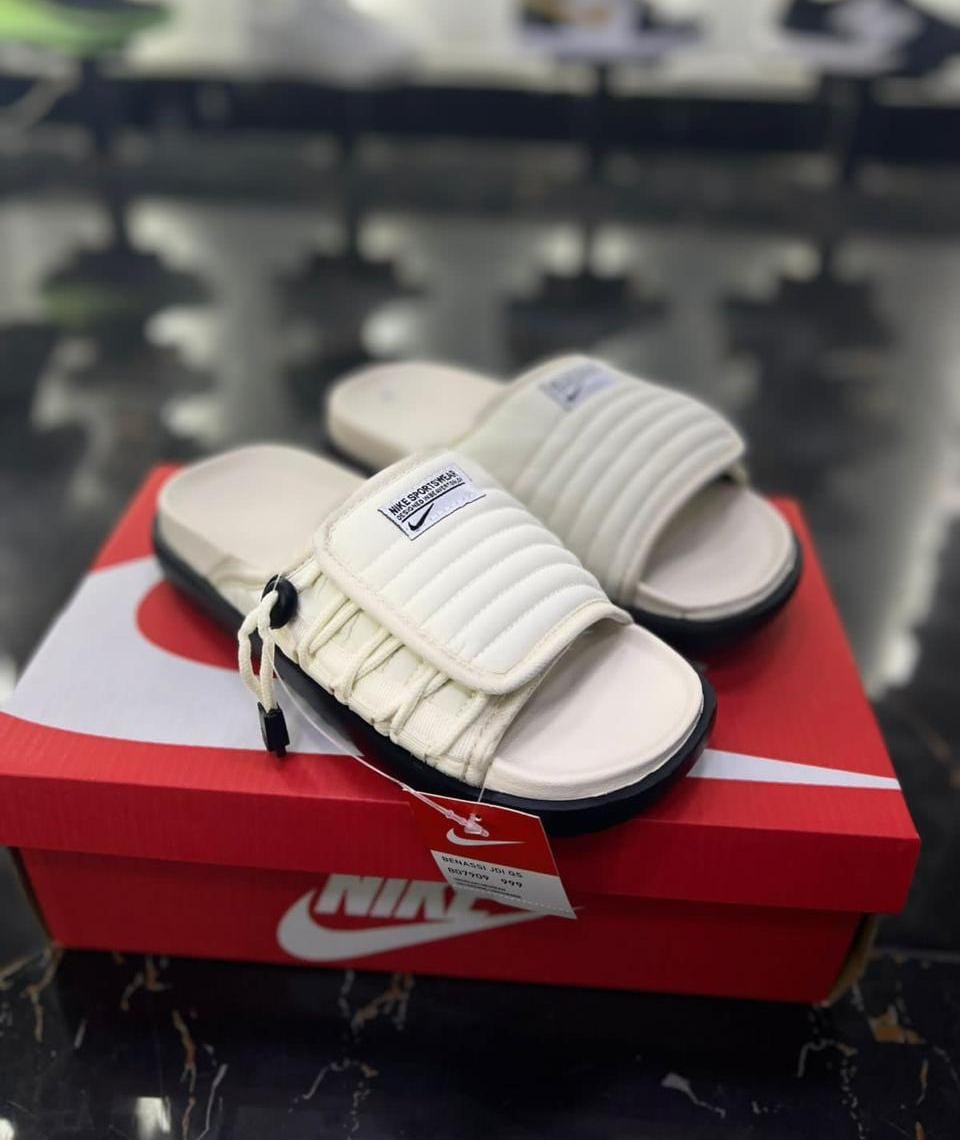 Chanclas Nike Asuna color beige con negro