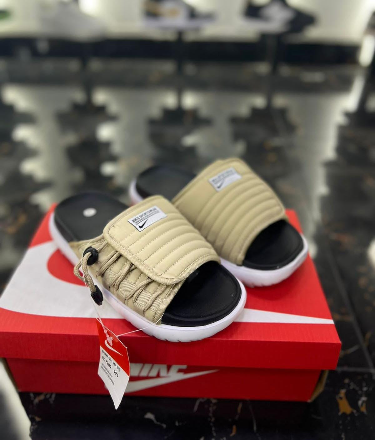 Chanclas Nike Asuna color caqui blanco