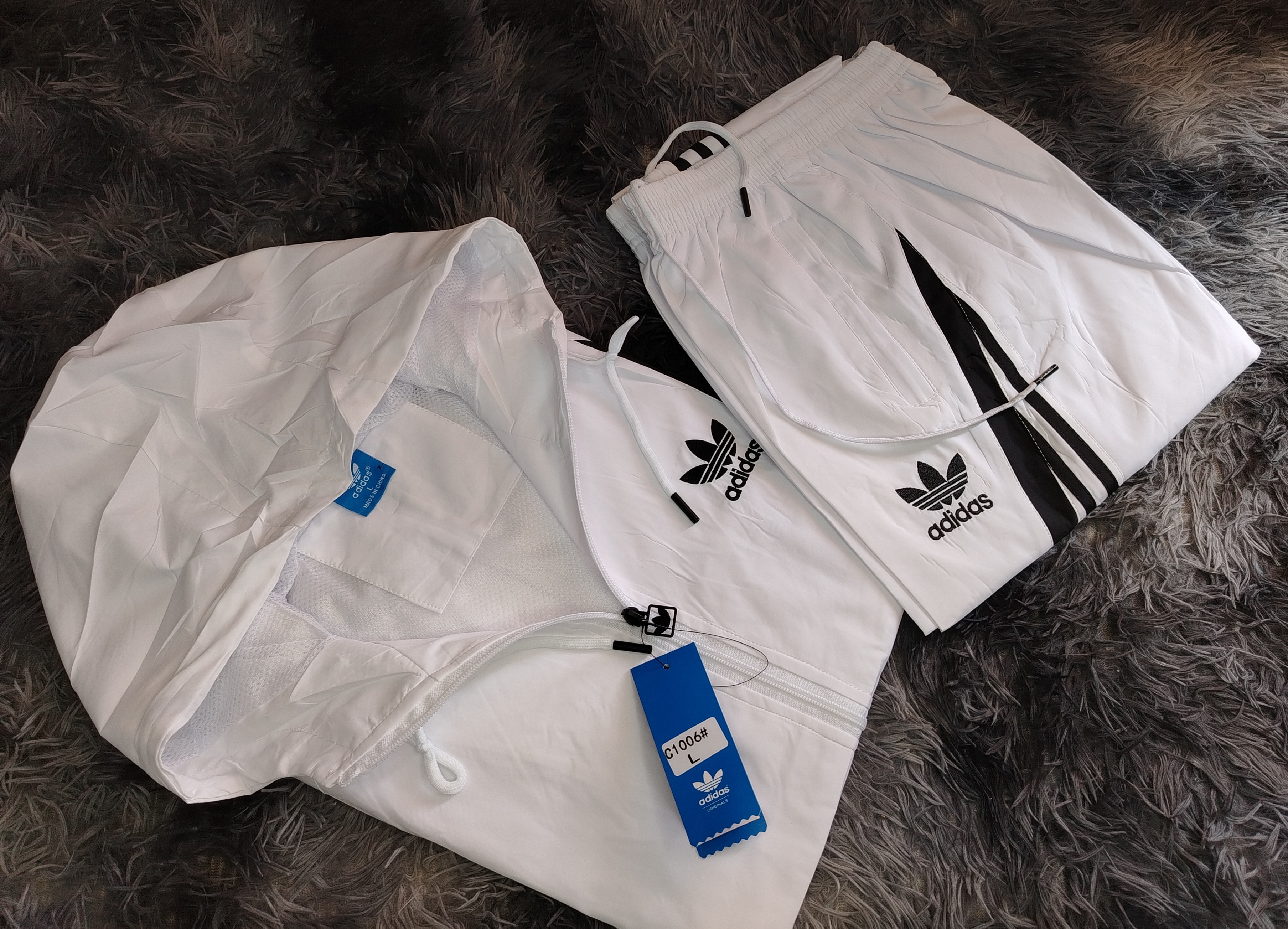 Conjunto Adidas Blanco evoca frescura y elegancia urbana 🤩