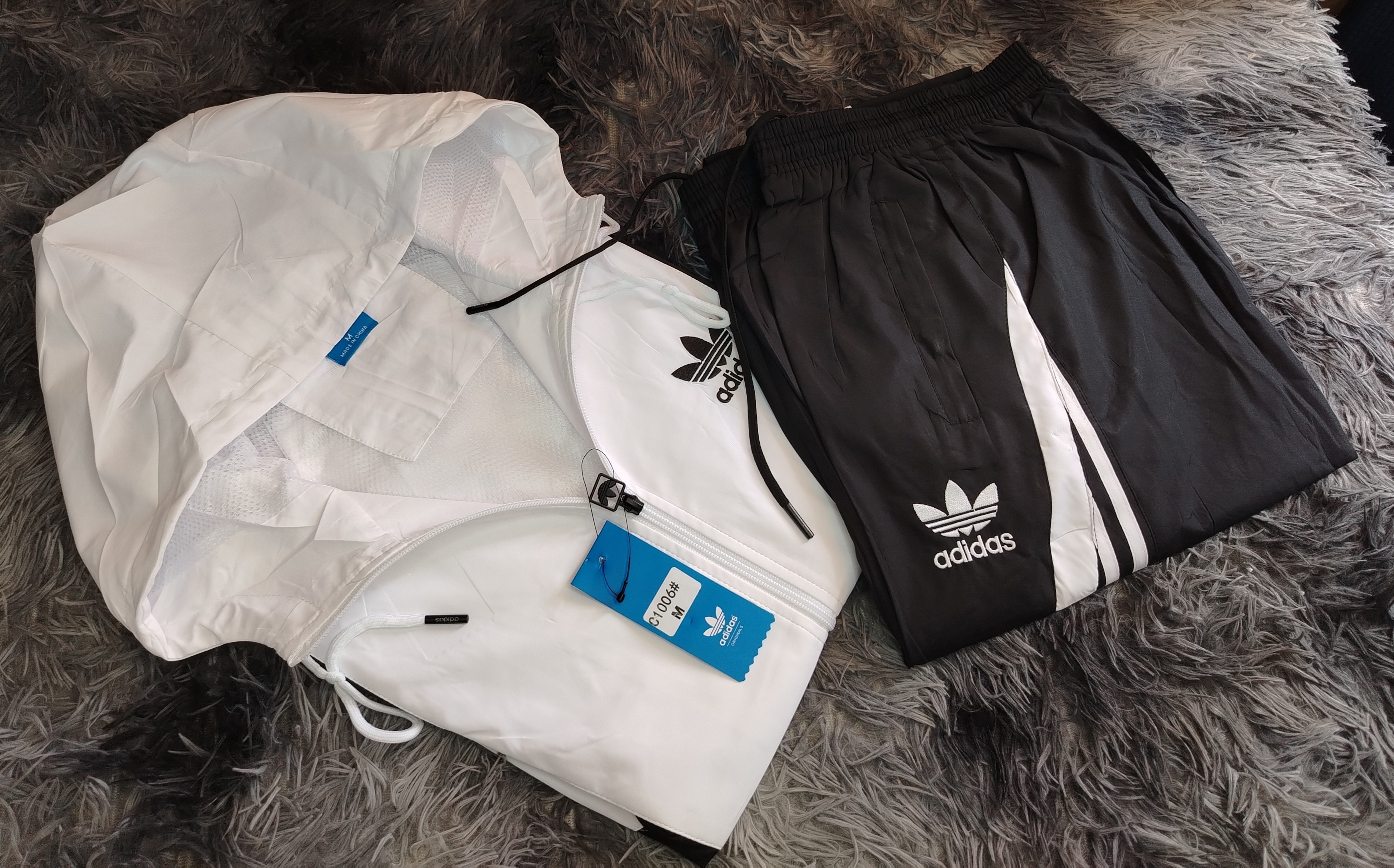 Conjunto Adidas Blanco y Negro evoca frescura y elegancia urbana. imagen 2