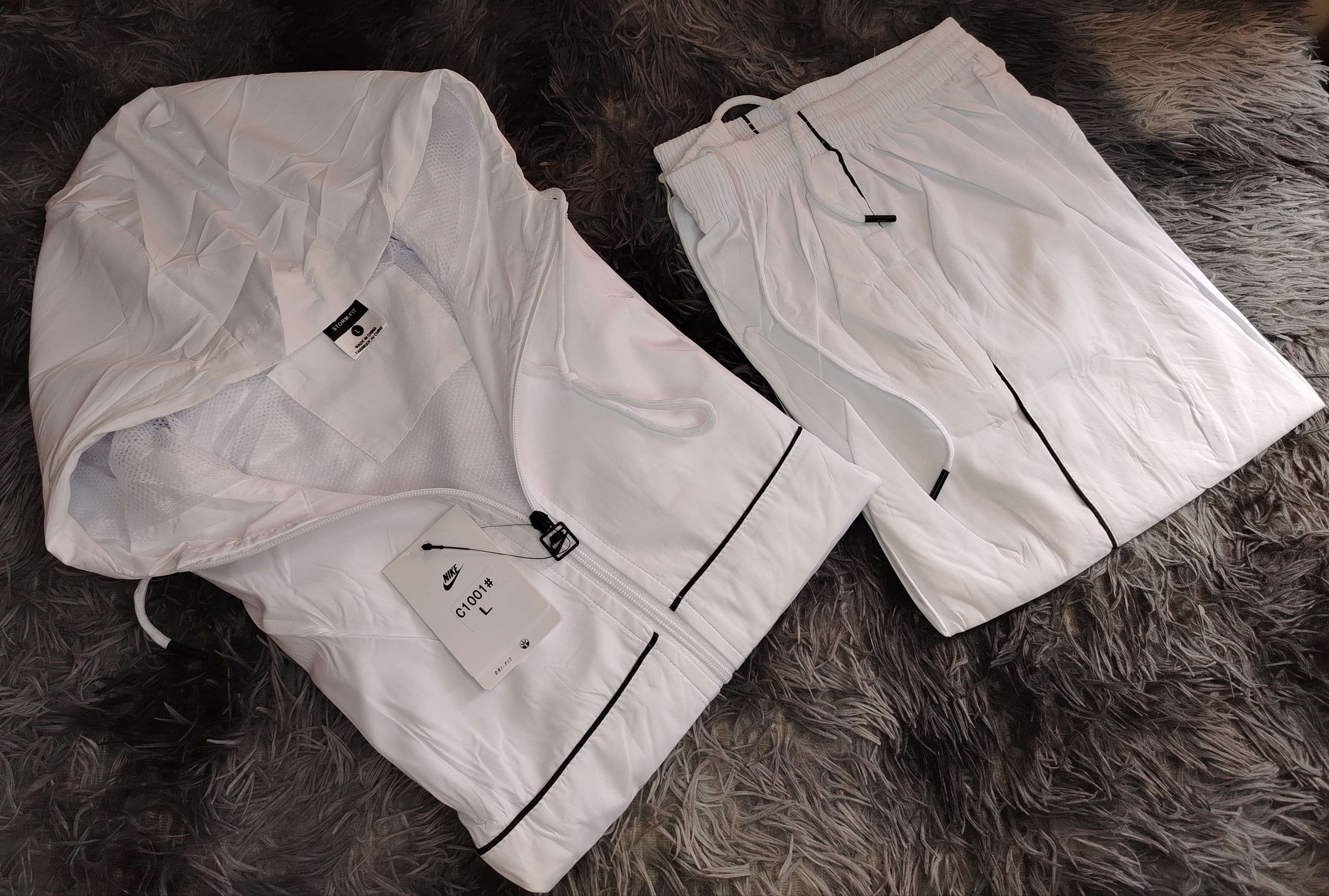 Conjunto Nike Blanco con detalles Negros imagen 2