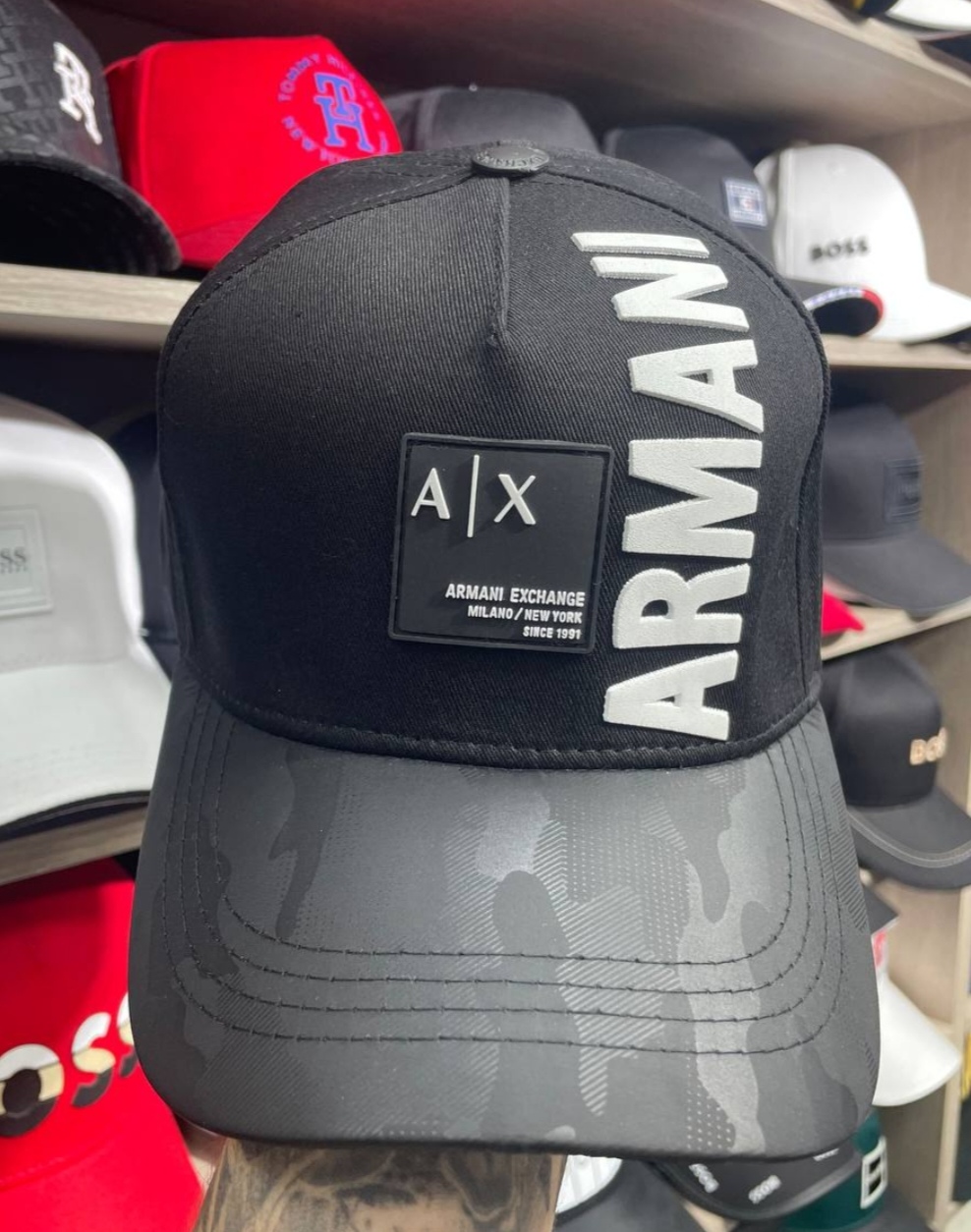 Gorra Armani perfecta para un enfoque juvenil y callejero.