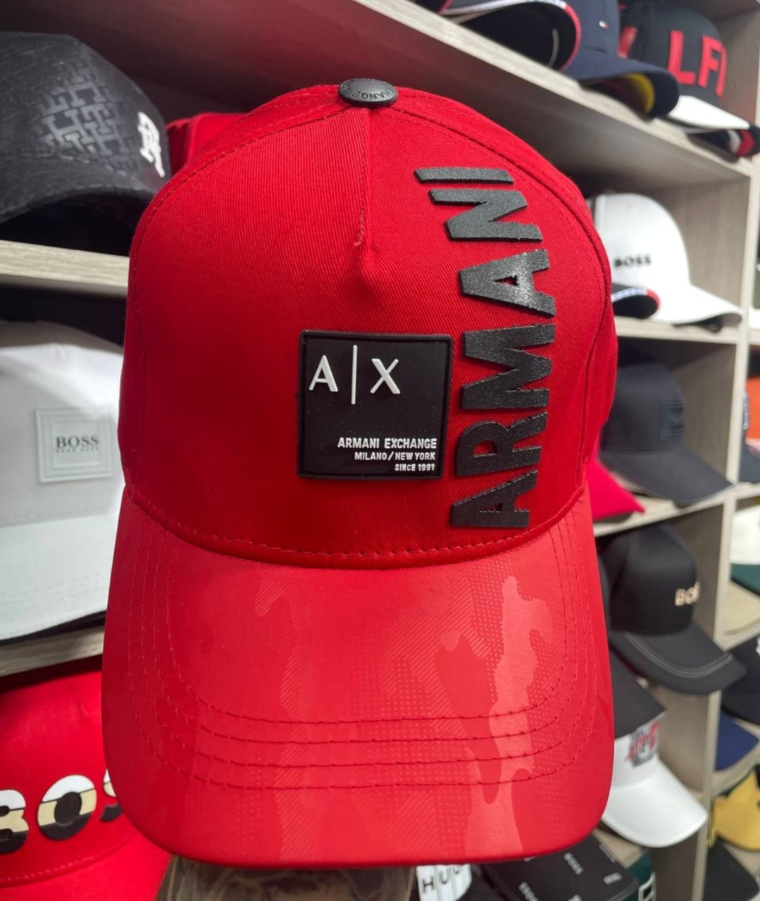 Gorra Armani perfecta para un enfoque juvenil y callejero.