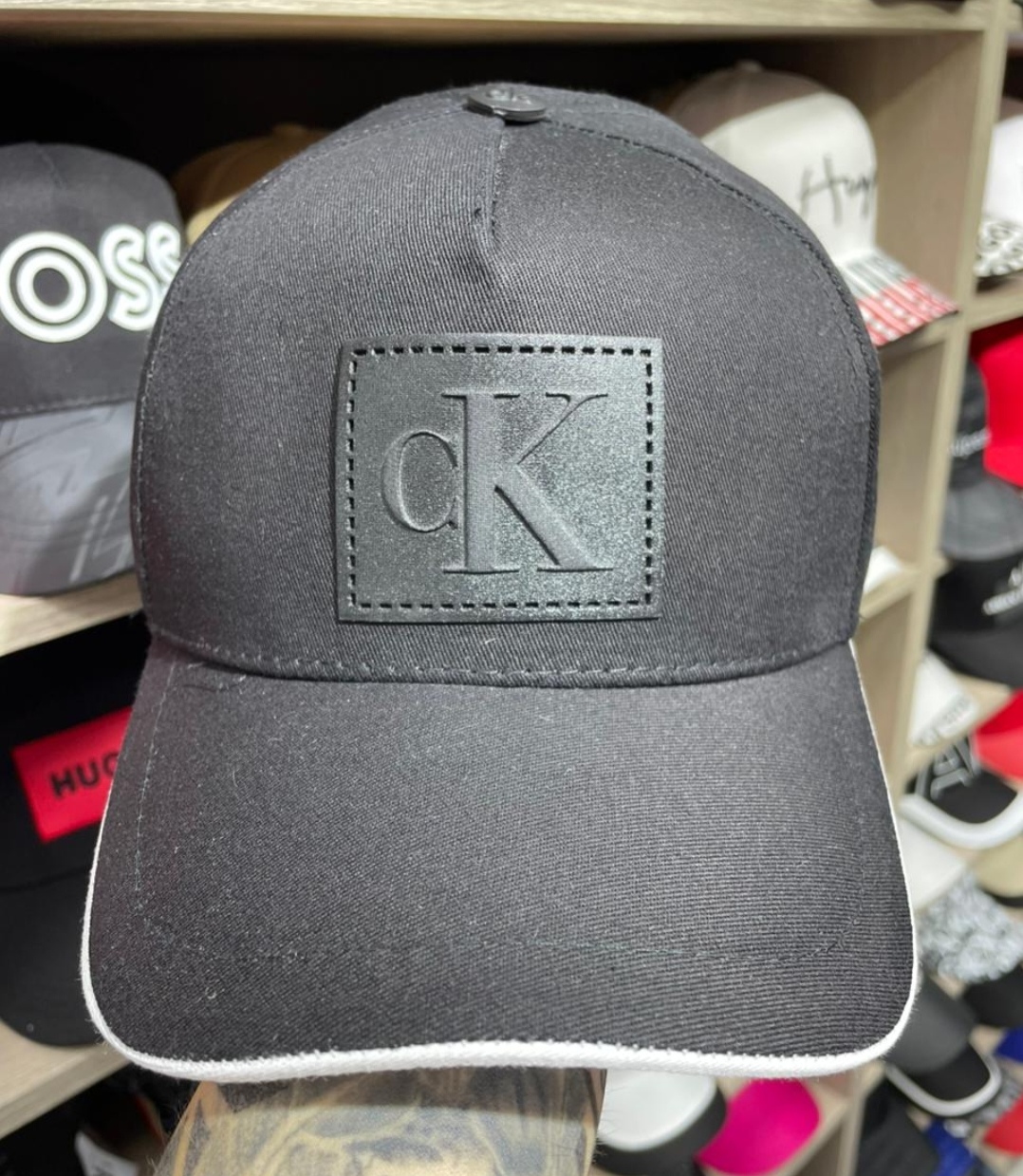 Gorra color negro con parche cuadrado Calvin Klein