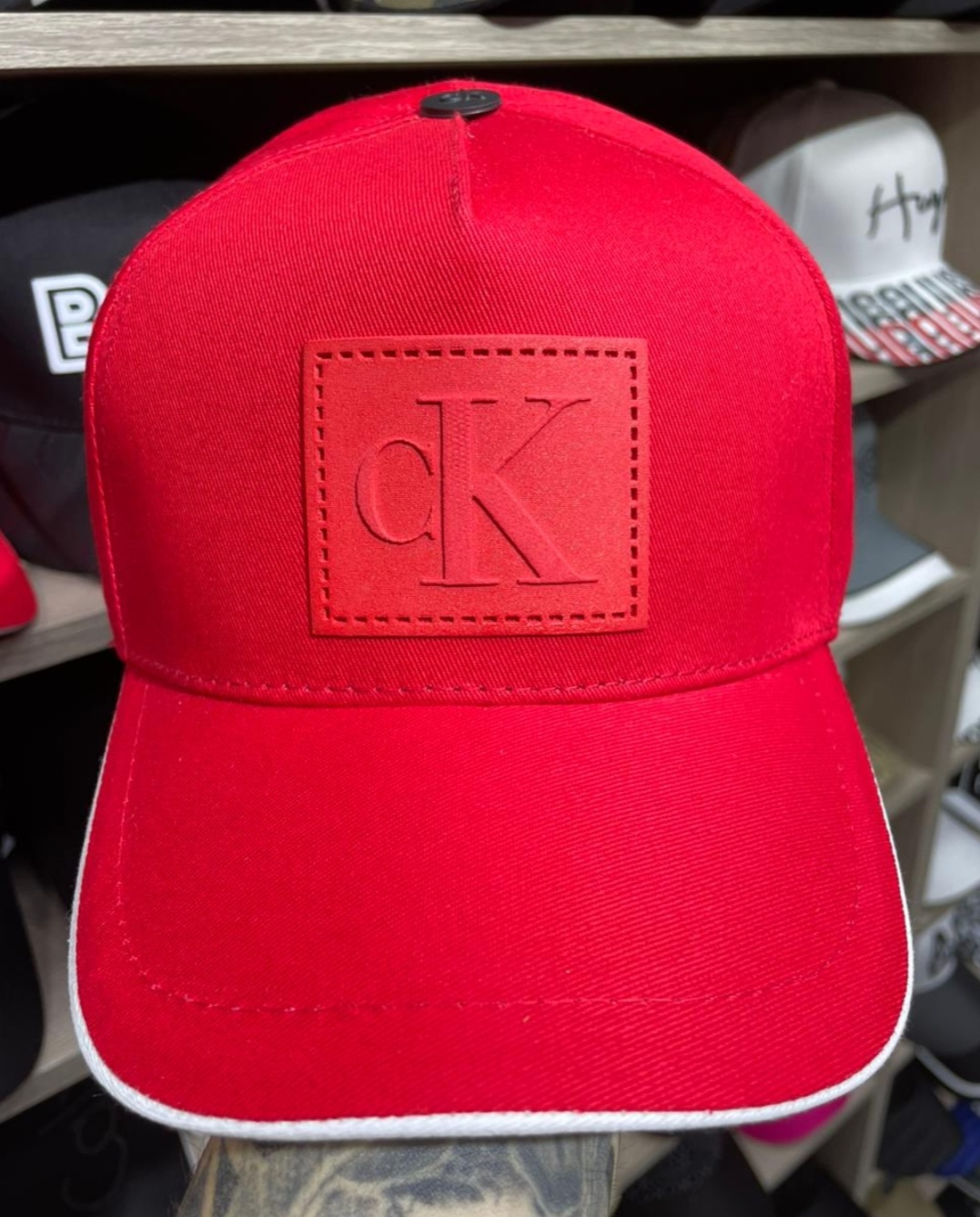 Gorra color rojo con parche cuadrado Calvin Klein