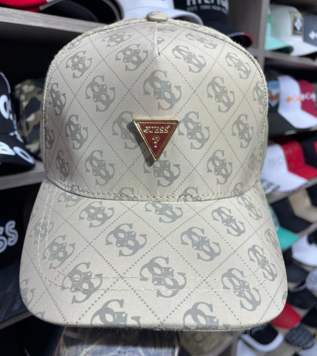 Gorra Guess Ideal para resaltar la identidad de marca y diseño clásico.