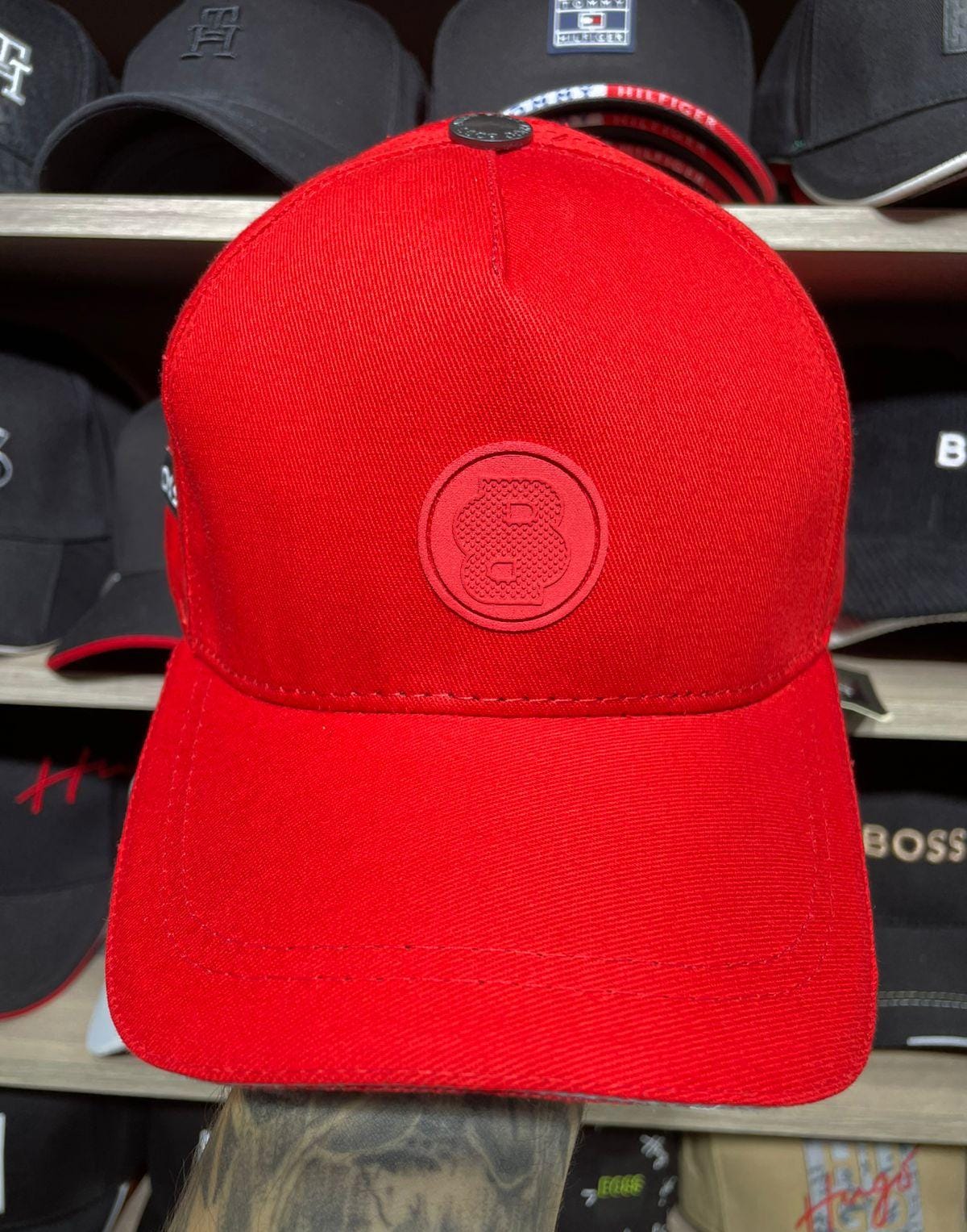 Gorra Hugo 🇨🇴 roja con parche circular estilo gráfico