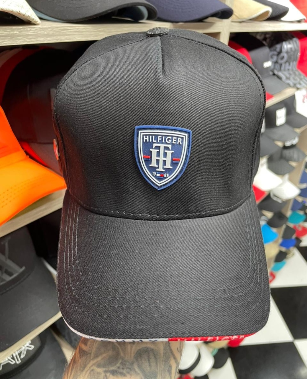 Gorra Tommy color negro , sobria y versátil.