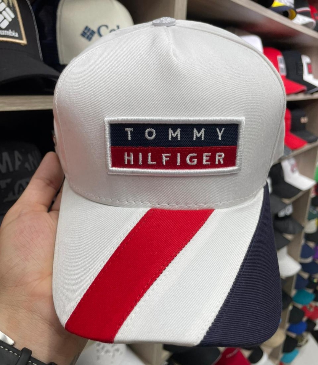 Gorra Tommy Hilfiger color blanco con diseño diagonal en rojo y blanco