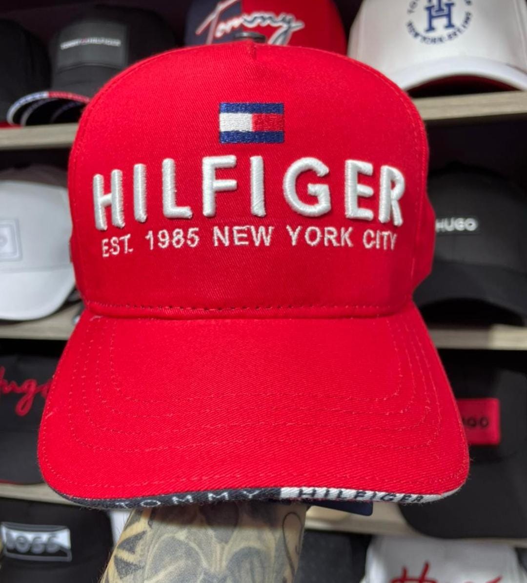 Gorra Tommy Hilfiger color Rojo con bordado blanco