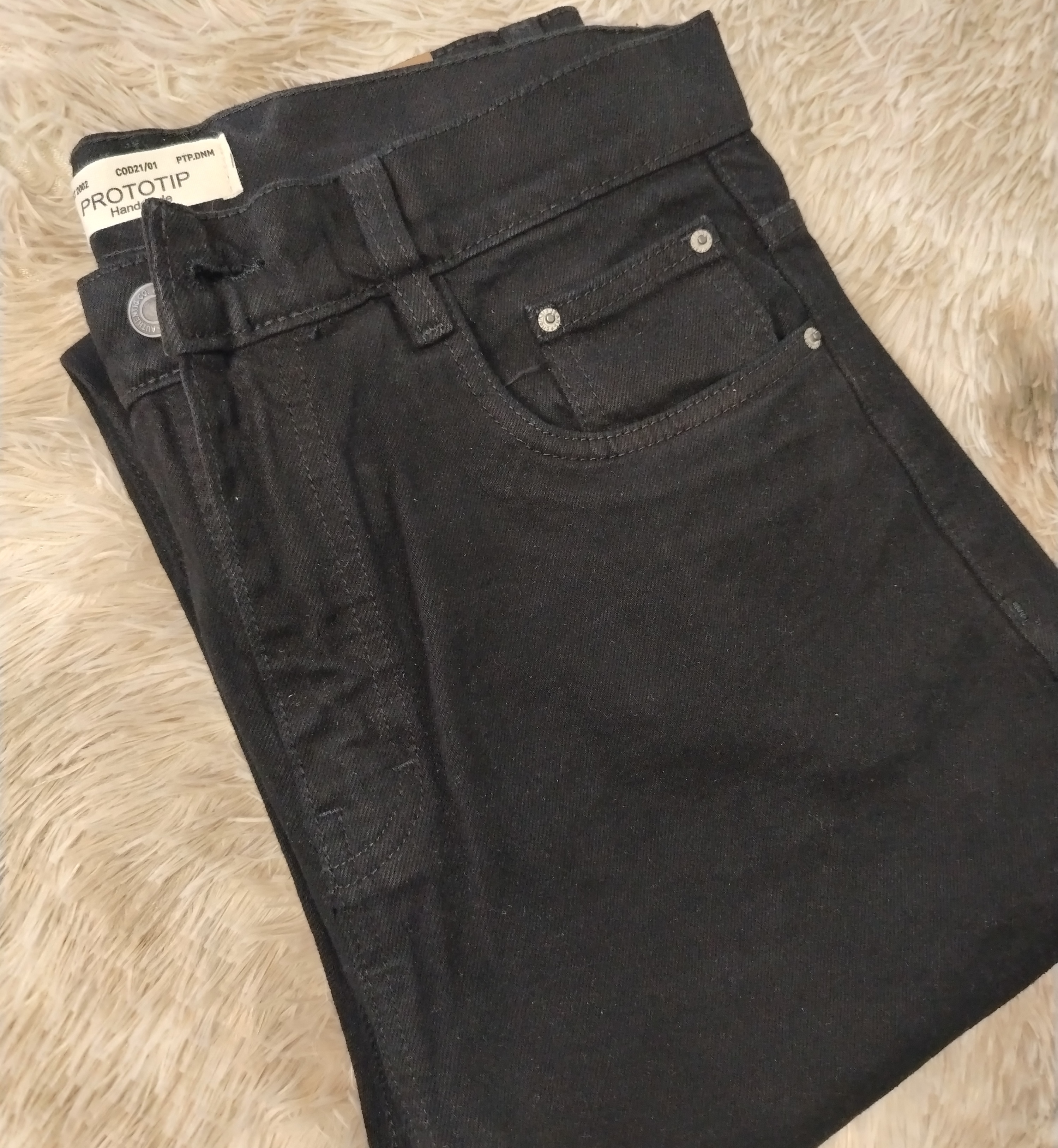 Mom Jeans color negro enfatiza la comodidad perfecto para un estilo relajado. imagen 2