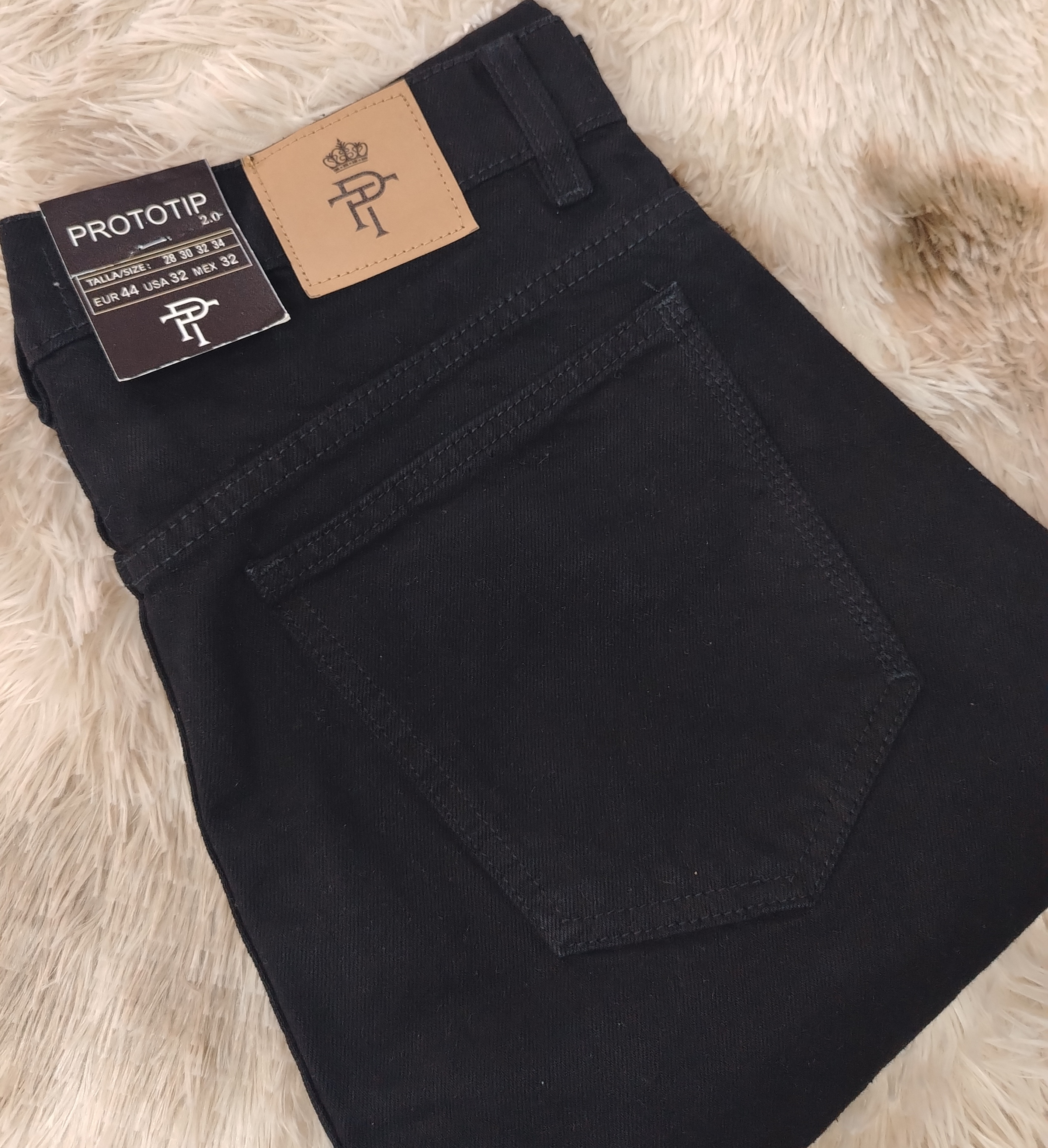 Mom Jeans color negro enfatiza la comodidad perfecto para un estilo relajado. imagen 3