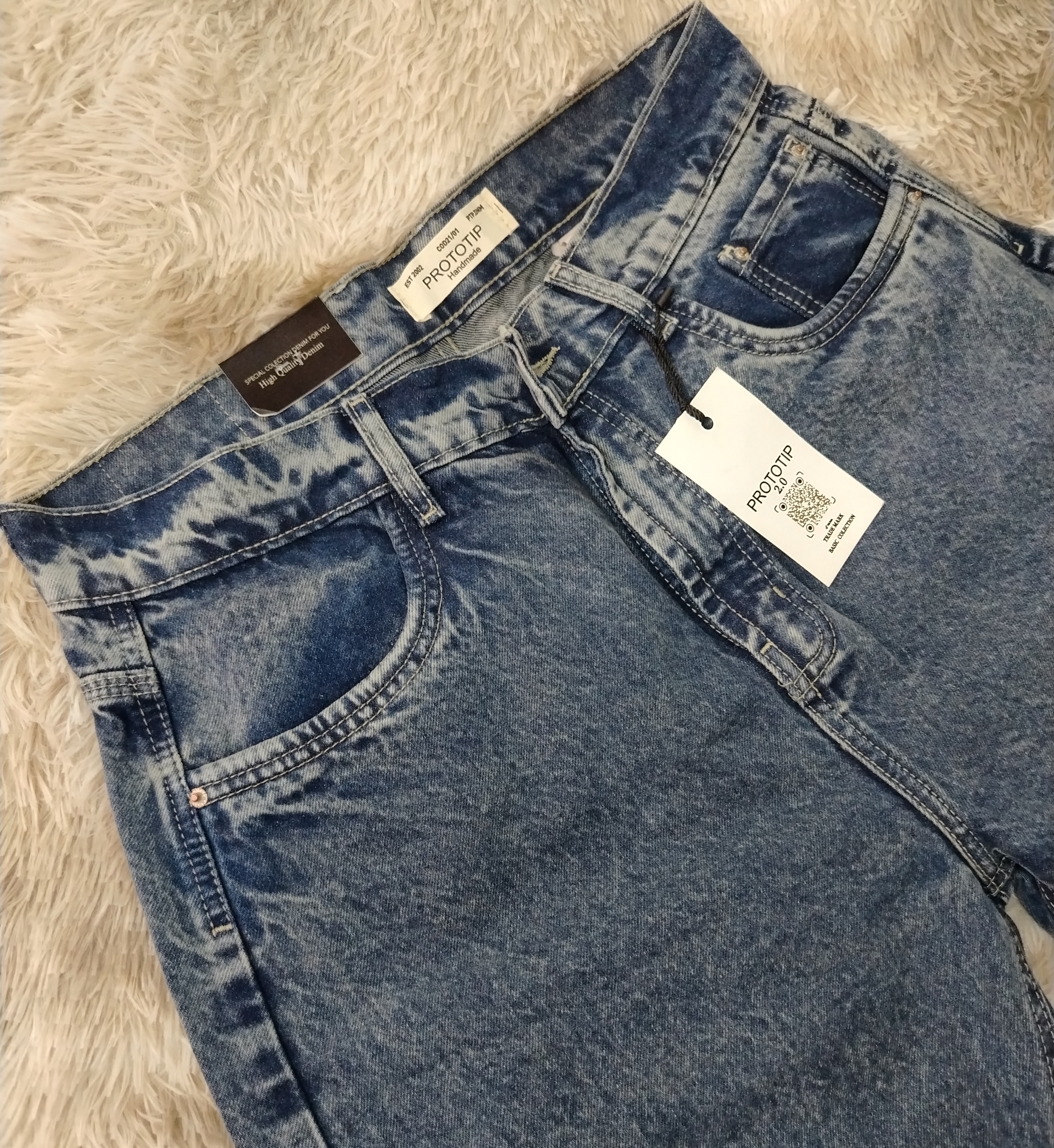 Mom Jeans urbano y versátil, ideal para estilos casuales. imagen 2