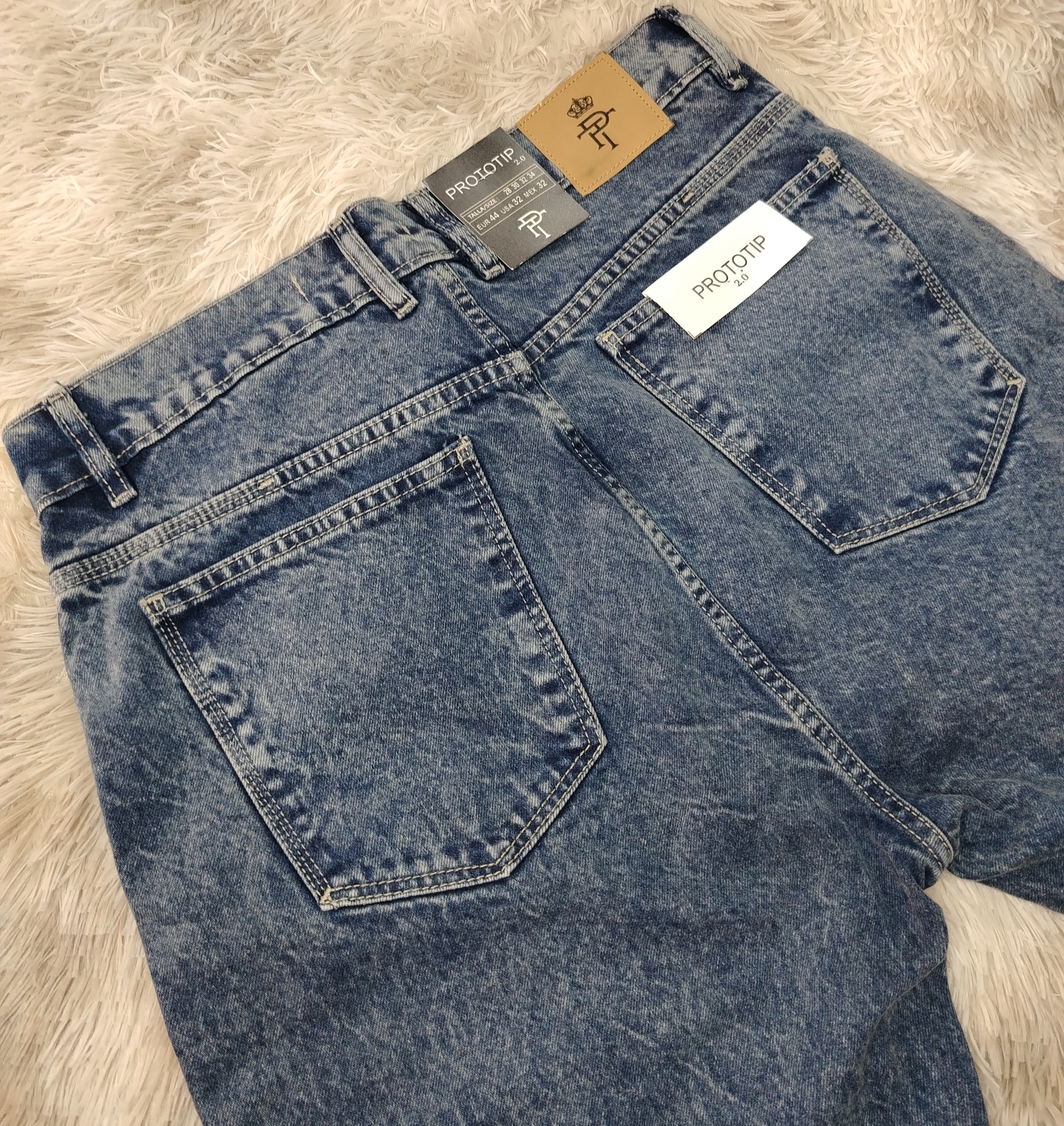 Mom Jeans urbano y versátil, ideal para estilos casuales. imagen 3