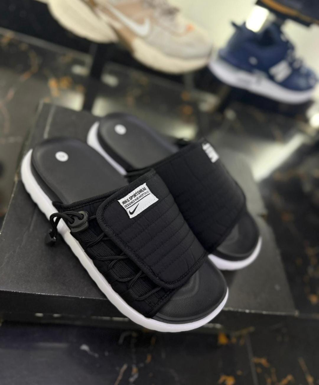 Chanclas Nike Asuna negras con blanco