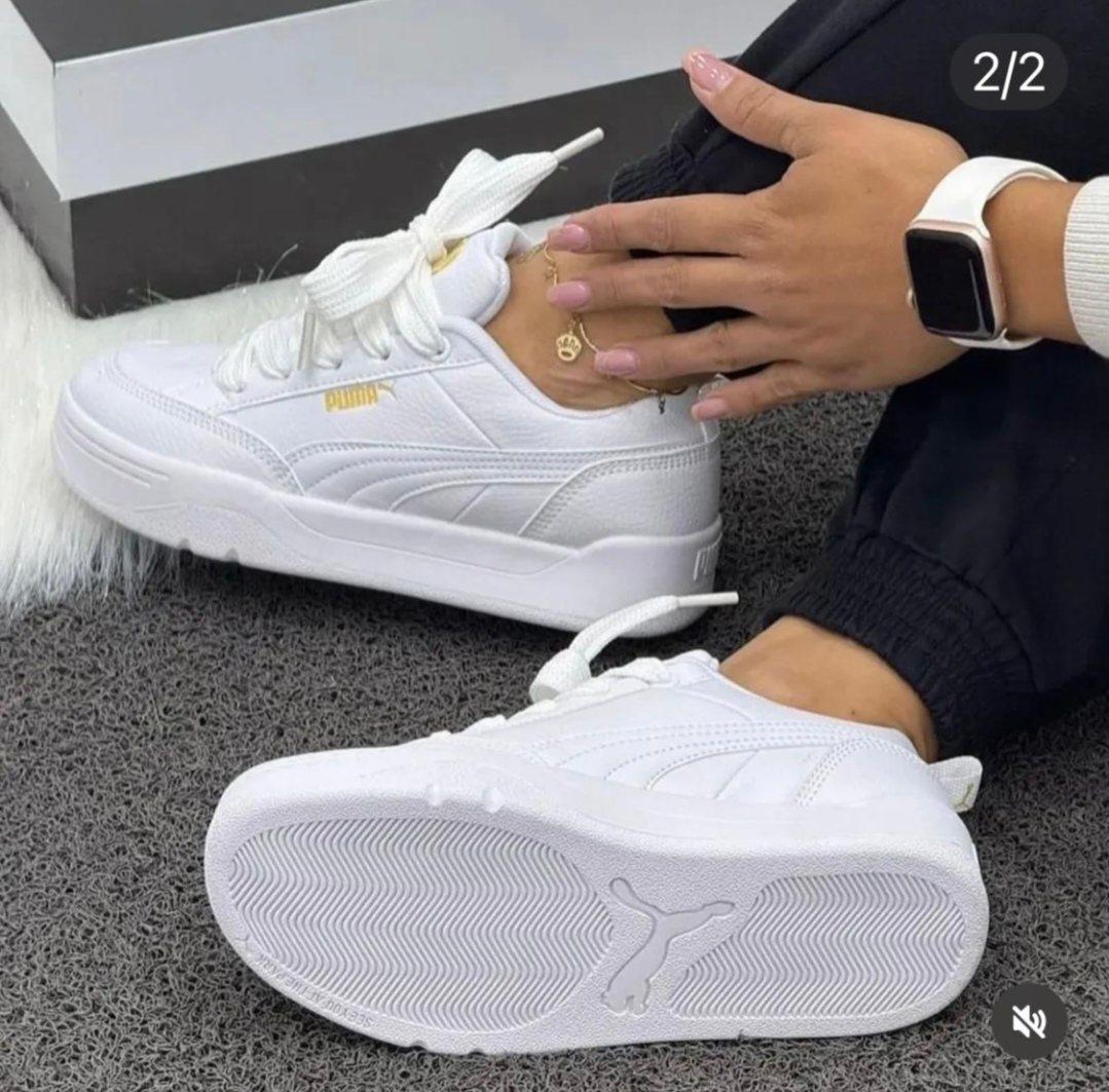 Zapatos Puma el toque dorado añade elegancia sin perder el aire deportivo.